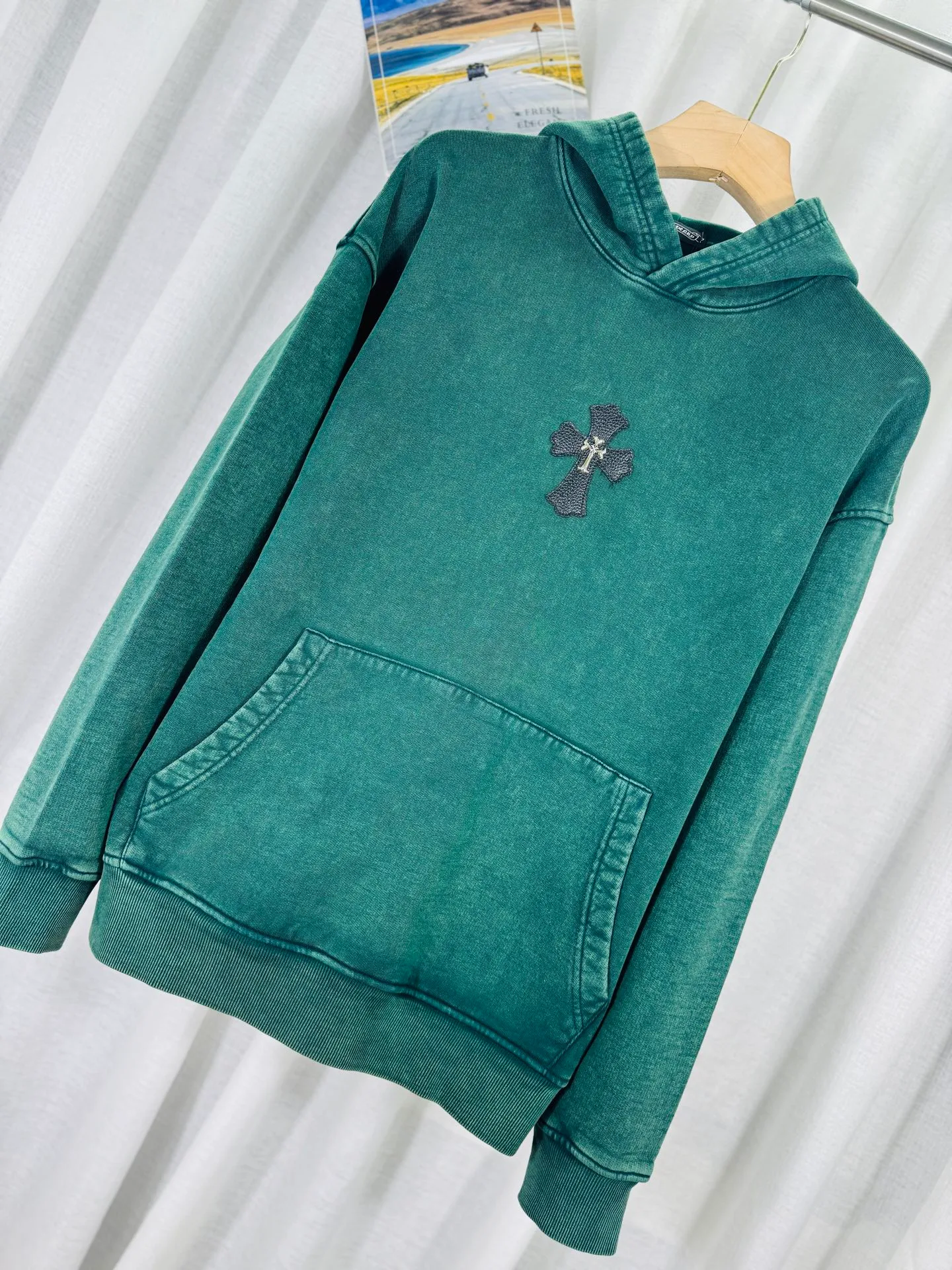 P330 top version, real shot without P, ​​different from market currency) 𝗖𝗵𝗿𝗼𝗺𝗲 𝗛𝗲𝗮𝗿𝘁𝘀/Cro Heart 2025 washed and burned flower patch embroidered autumn and winter new original single counter American veneer 3D three-dimensional couple casual hooded sweatshirt 👑The highest version! Customized fabric 480g tripe terry fabric! American acid-washed and distressed original fabric, laser burning + leather embroidery, exquisite embroidery of letters! The best-selling model in the counter, very comfortable to wear. Accessories: original molded and authenticated collar label➕100% silk wash label. Genuine purchase-grade original hangtag➕matching hanging rope➕3D hanging beads➕original packaging bag. Craftsmanship: The original version has consistent wiring! The highest version of the armhole matching technique! Color: Black Green Size: S M L XL Style No.: 9337